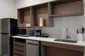 Studio Suite, 1 King Bed, Accessible, Bathtub | Private kitchen | Coffee/tea maker