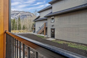 Property grounds - King Bed| Heated Outdoor Pool | Hot Tub | BBQ (Dead Man`s Flats)