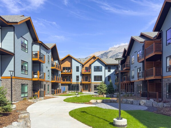 Exterior - King Bed| Heated Outdoor Pool | Hot Tub | BBQ (Dead Man`s Flats)