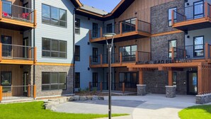 Un immeuble à plusieurs étages doté de balcons, de grandes fenêtres et d’une enseigne indiquant « IMMEUBLE EAD ».