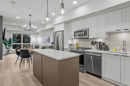 King Bed| Heated Outdoor Pool | Hot Tub | BBQ