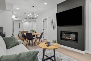 Smart TV, fireplace - King Bed| Heated Outdoor Pool | Hot Tub | BBQ (Dead Man`s Flats)