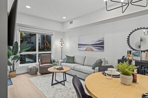 Smart TV, fireplace - King Bed| Heated Outdoor Pool | Hot Tub | BBQ (Dead Man`s Flats)