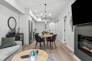 Smart TV, fireplace