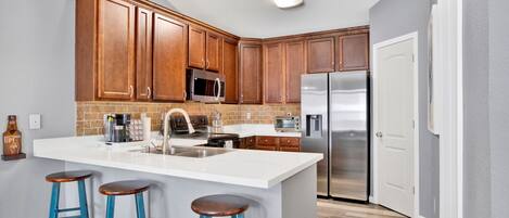 Refrigerador, microondas, horno, placa de cocina