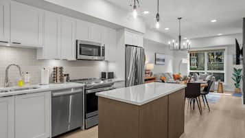 Jääkaappi, mikroaaltouuni, uuni, liesi