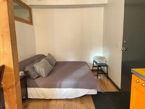 2 chambres, bureau, fer et planche à repasser, lit de bébé portatif