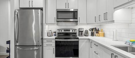 冷蔵庫、電子レンジ、オーブン、コンロ