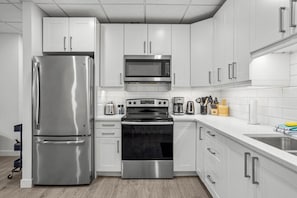 Fridge, microwave, oven, stovetop - Mountain Views | Central 1-Bed | Steps to Downtown (Canmore)