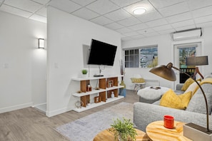 Smart TV - Mountain Views | Central 1-Bed | Steps to Downtown (Canmore)