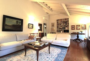 Departamento, vista a la colina | Área de sala de estar | Televisión de pantalla plana de 32 pulgadas con canales por cable 