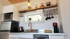 Kaffetrakter/tekoker, kjøleskap, mikrobølgeovn og oppvaskmaskin