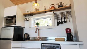 Réfrigérateur, four à micro-ondes, lave-vaisselle, cafetière-théière