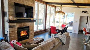 Fernseher, Kamin, Stereoanlage