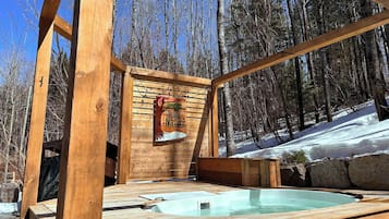 Outdoor spa tub