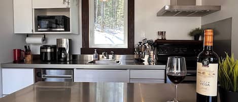 Cafetera y tetera, refrigerador, microondas y horno