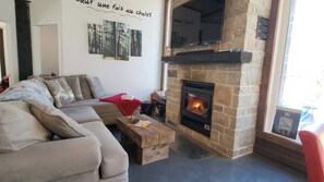 Télévision, cheminée, chaîne hi-fi