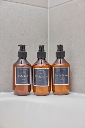 Haartrockner, Handtücher, Seife, Toilettenpapier