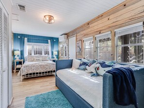 2 quartos, escrivaninha, ferros/tábuas de passar roupa