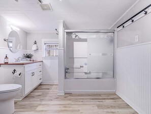 Shower, hair dryer, towels, shampoo - Market Street Retreat (Rockport)