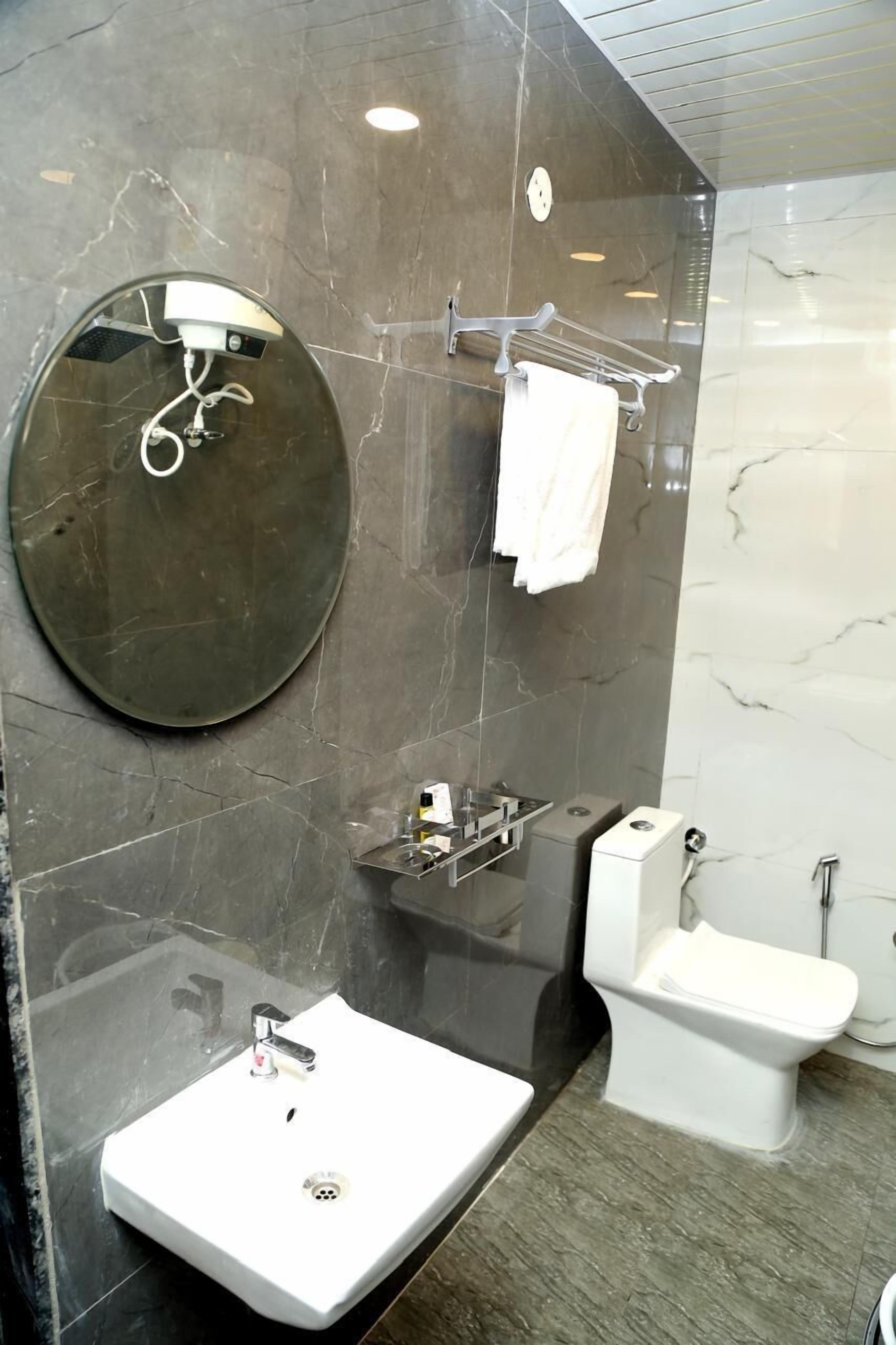 Ducha, artículos de tocador gratuitos, secador de pelo