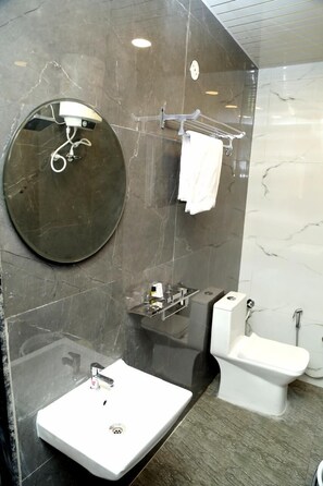 Shower, free toiletries, hair dryer - JMC Hotel Safar Inn Mhow (Dr. Ambedkar Nagar)