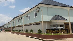 Front of property - Goldstep Hotel and Suites Abraka  (Abraka)