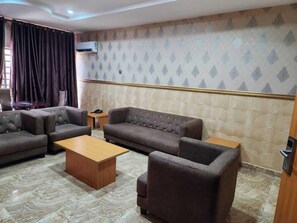 Deluxe Room, Balcony | Desk, laptop workspace, free WiFi - Goldstep Hotel and Suites Abraka  (Abraka)