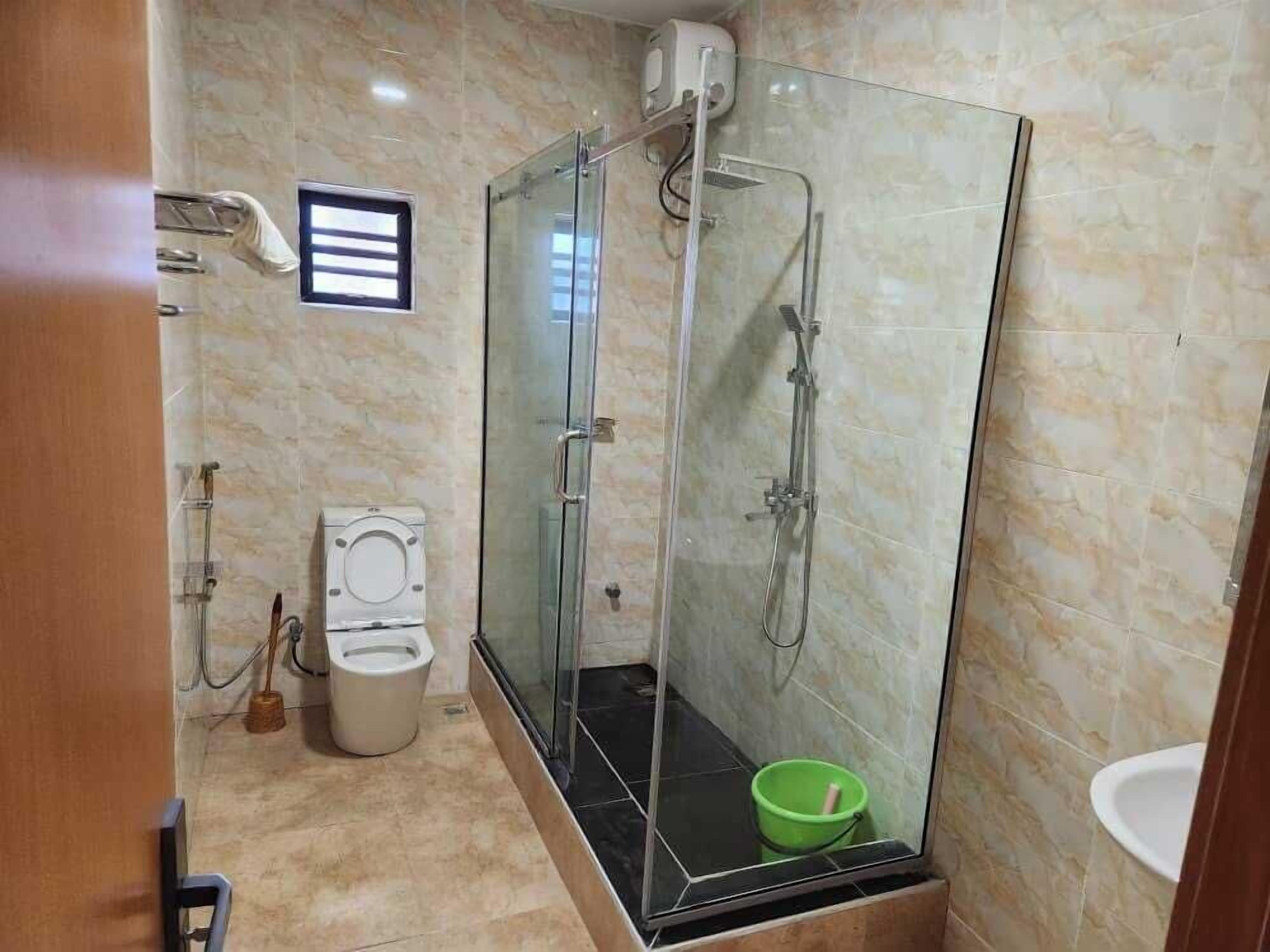 Ensemble douche/baignoire, articles de toilette gratuits