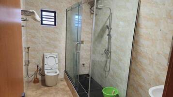 Ensemble douche/baignoire, articles de toilette gratuits