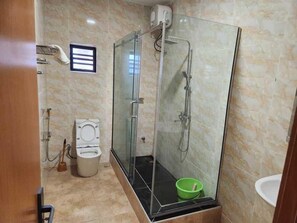 Combined shower/tub, free toiletries, towels, soap - Goldstep Hotel and Suites Abraka  (Abraka)