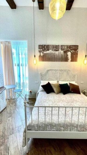 Kahden hengen deluxe-huone, parveke, kaupunkinäköala | Tallelokero huoneessa, työpöytä, pimennysverhot, äänieristys