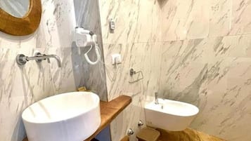 Comfort-Doppelzimmer, Balkon, Bergblick | Badezimmer | Dusche, kostenlose Toilettenartikel, Haartrockner, Handtücher