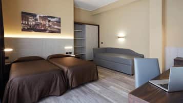 Caja de seguridad en la habitación y escritorio