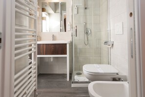 Comfort Single Room | Bathroom | Hair dryer, towels, soap, shampoo - Garibaldi Palace (Milan)