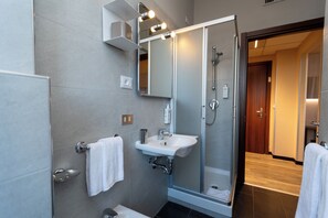Habitación cuádruple familiar | Baño | Secadora de cabello, toallas, jabón, shampoo 