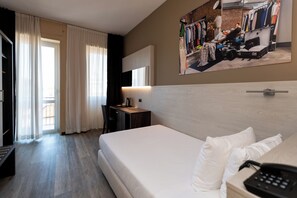 Caja de seguridad en la habitación y escritorio 