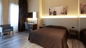 Caja de seguridad en la habitación y escritorio 