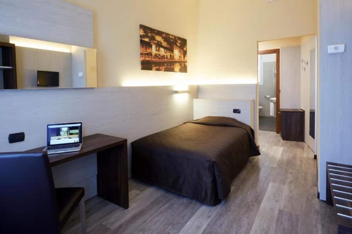Comfort Single Room | Peti besi dalam bilik, meja, ruang kerja komputer riba