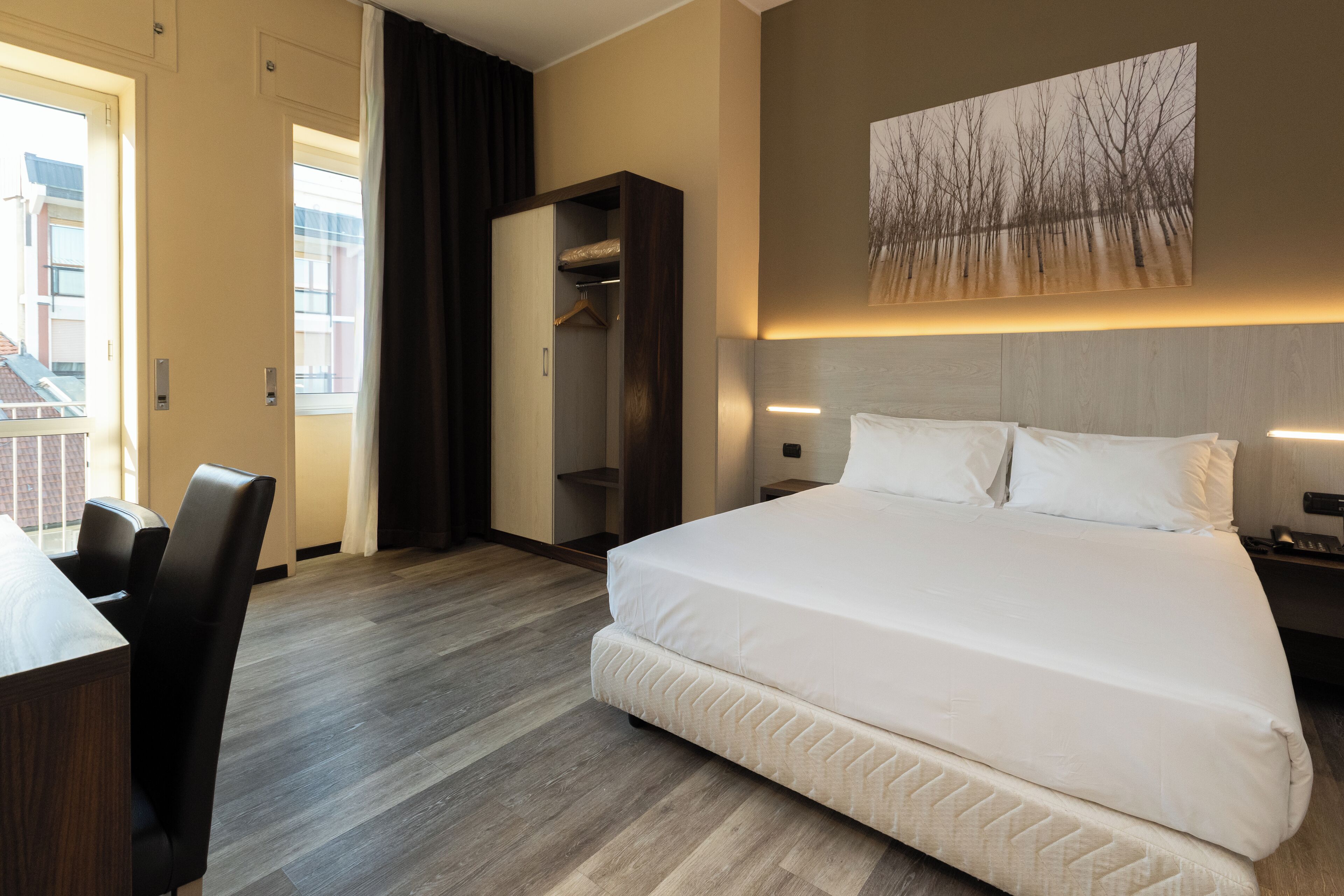 Caja de seguridad en la habitación y escritorio 