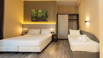 Dreibettzimmer | Zimmersafe, Schreibtisch, laptopgeeigneter Arbeitsplatz