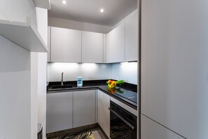 Jääkaappi, mikroaaltouuni, uuni, astianpesukone