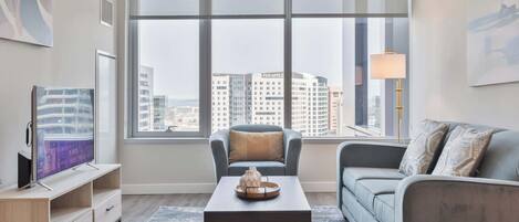 Una televisión, una oficina