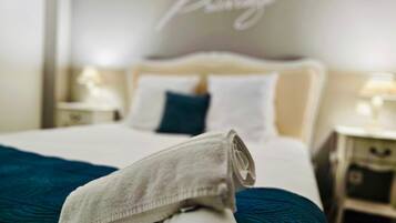 Bureau, espace de travail pour ordinateur portable, rideaux occultants