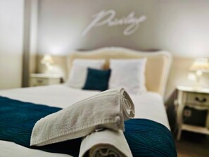 Bureau, espace de travail pour ordinateur portable, rideaux occultants