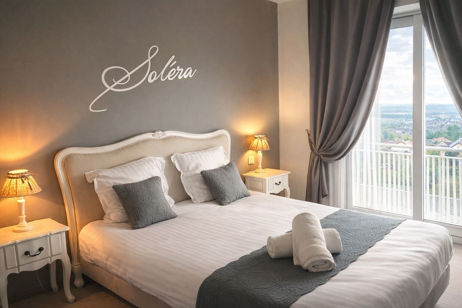 أغطية فراش متميزة ومكتب ومساحة عمل للكمبيوتر المحمول وستائر تعتيم