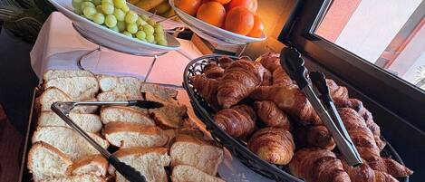 Tägliches Frühstücksbuffet (18 EUR pro Person)