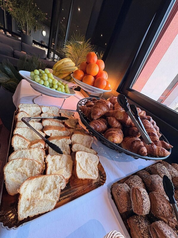 Petit déjeuner buffet (18 EUR par personne)