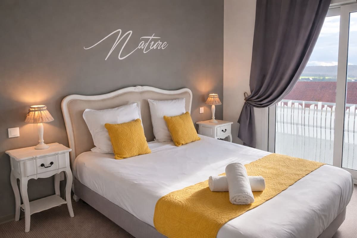 Hochwertige Bettwaren, Schreibtisch, laptopgeeigneter Arbeitsplatz