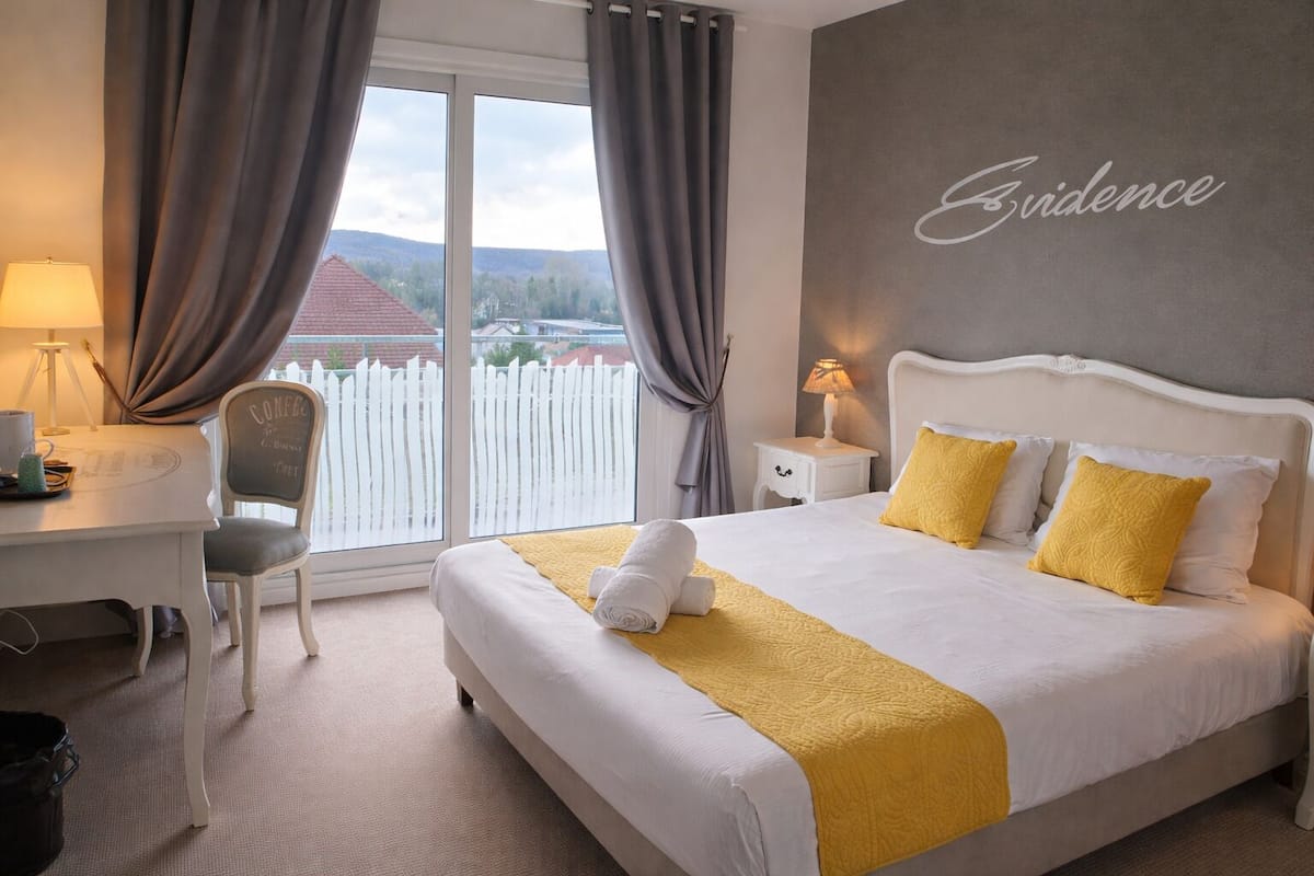 Hochwertige Bettwaren, Schreibtisch, laptopgeeigneter Arbeitsplatz